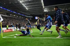 Pemain sayap FC Porto, Galeno (terbaring), meraikan jaringan kemenangannya bersama rakan sepasukan selepas mengalahkan Arsenal 1-0 semasa perlawanan pertama pusingan 16 terakhir Liga Juara-Juara di Stadium Estadio do Dragao, Porto.
