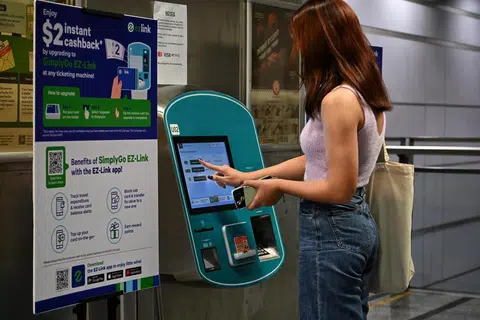 Penumpang dewasa yang menukar kad mereka kepada SimplyGo atau membeli kad EZ-Link SimplyGo dari 9 hingga 22 Januari, layak mendapat kad baru. 