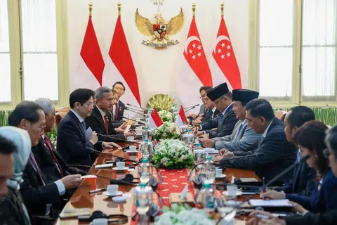 Sebagai sebahagian daripada rangka lawatannya, delegasi Singapura yang diketuai Perdana Menteri, Encik Lawrence Wong, mengadakan pertemuan dua hala bersama Presiden Indonesia, Encik Prabowo Subianto, dan pasukannya di Istana Merdeka, Jakarta, pada 6 November. 