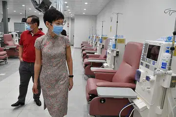 TINGKAT KESEDARAN: Cik Fu melihat mesin dialisis semasa melawat Pusat Dialisis NKF sempena pelancaran daya usaha Kidney We Care Movement semalam. - Foto BM oleh CHONG JUN LIANG