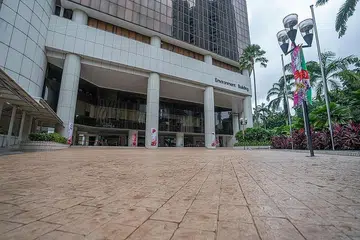 DIKITAR SEMULA: Sebanyak 20 tan NEWSand digunakan untuk konkrit bagi plaza di depan Environment Building di Scotts Road. NEWSand ialah bahan pembinaan yang dihasilkan daripada sisa pembakaran. - Foto FACEBOOK MASAGOS ZULKIFLI