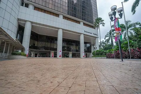 DIKITAR SEMULA: Sebanyak 20 tan NEWSand digunakan untuk konkrit bagi plaza di depan Environment Building di Scotts Road. NEWSand ialah bahan pembinaan yang dihasilkan daripada sisa pembakaran. - Foto FACEBOOK MASAGOS ZULKIFLI