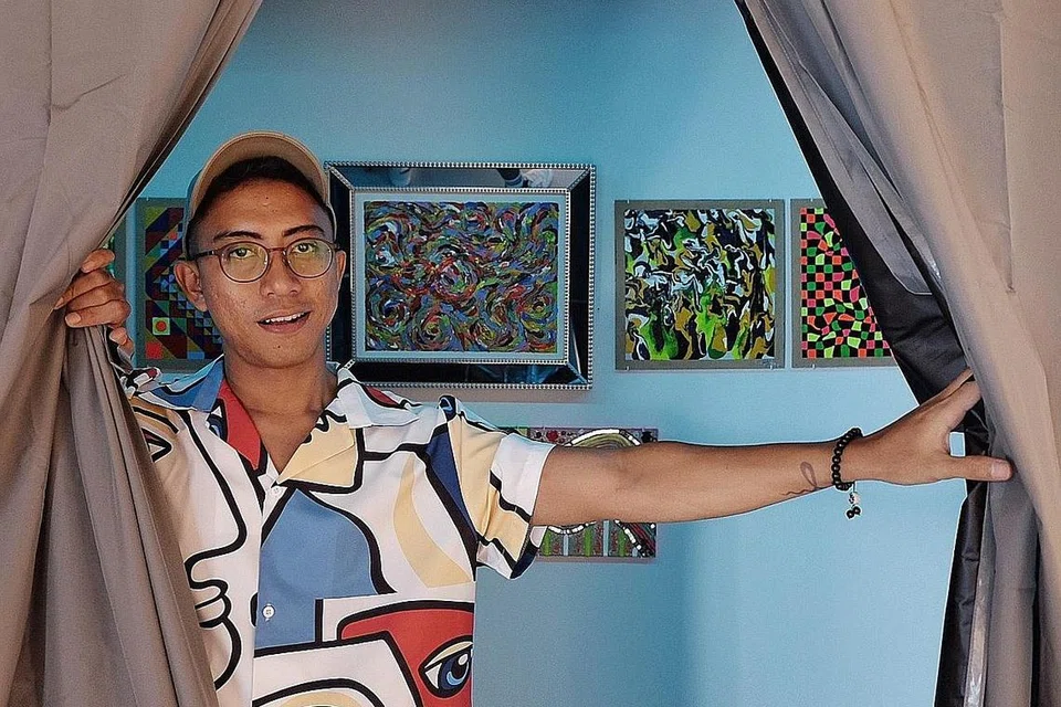 WARNA-WARNI KEHIDUPAN: Siri lukisan The Journey of Life dan Infinity oleh Encik Muhd Masyfu' Md Noor (Muddmitaq) membawa pengunjung menyelongkar emosi gembira, sedih, tertekan dek masalah dan kebangkitan semula yang pernah beliau sendiri lalui dengan keluarga menjadi sumber kegembiraan.