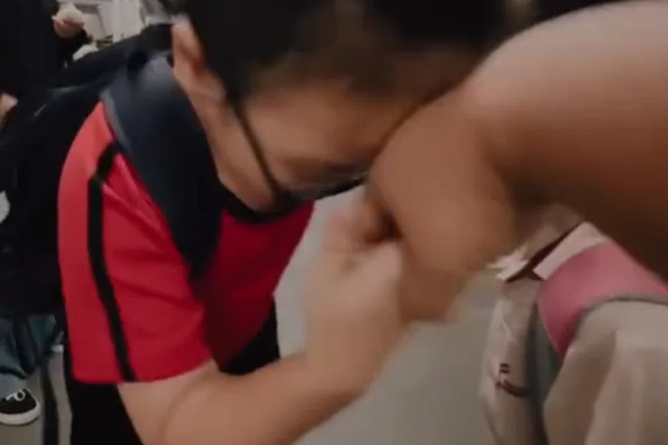 SALAM SEBELUM KE SEKOLAH : Jenny dan Elly bersalaman dengan Encik Shafiq sebelum ke sekolah