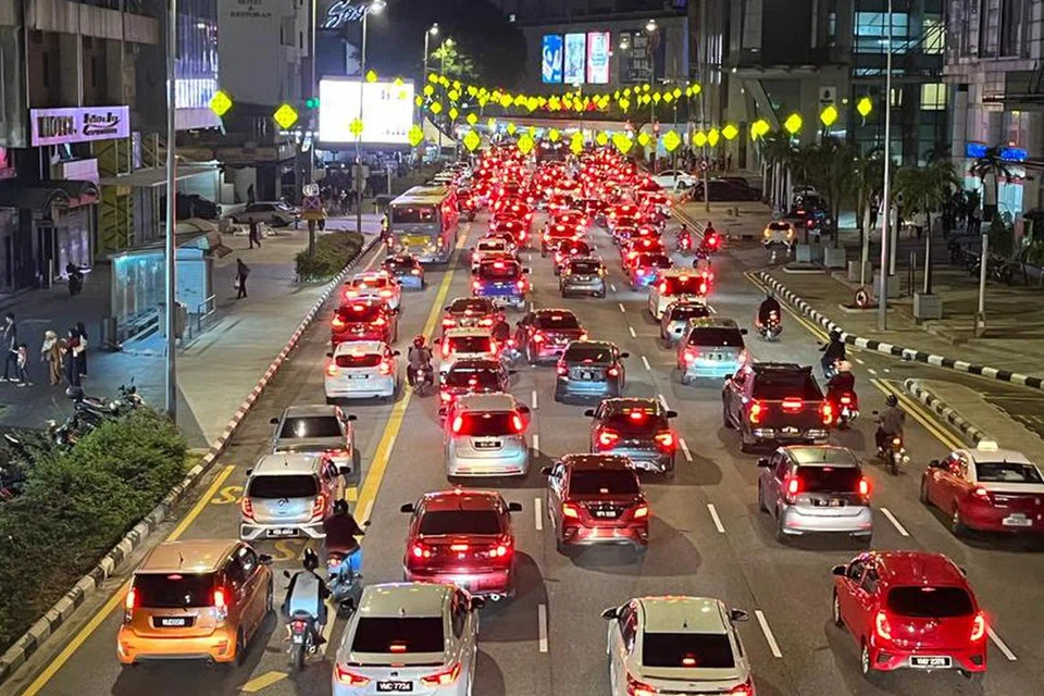 Jalan masuk ke Jalan Tuanku Abdul Rahman, Kuala Lumpur, yang juga sinonim disebut Jalan TAR, sesak berikutan orang ramai mengambil peluang membeli-belah bagi menyambut Syawal. 