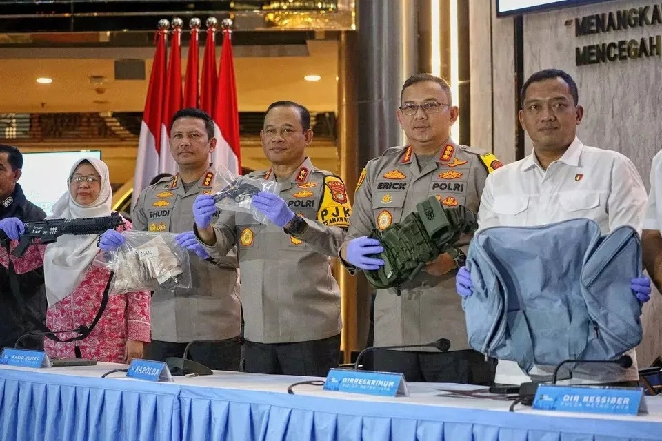 Bukti-bukti yang dikumpul daripada insiden letupan pada 7 November 2025 di Sekolah Menengah Atas Negeri (SMAN) 72, Jakarta Utara, dipamerkan semasa sidang media di Ibu Pejabat Polis Jakarta pada Selasa, 11 November 2025. Turut hadir pada sidang media tersebut ialah (dari kiri) Pengerusi Suruhanjaya Perlindungan Kanak-Kanak Indonesia (KPAI), Margaret Aliyatul Maimunah; Jurucakap Polis Jakarta, Budi Hermanto; Ketua Polis Jakarta, Asep Edi Suheri; Ketua Polis Jakarta Utara, Erick Frendriz; dan Pengarah Siasatan Jenayah, Iman Imanuddin.