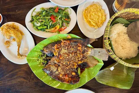 Sajian Sunda dan Jawa Barat di restoran Dapoer Pandan Wangi di Bandung.