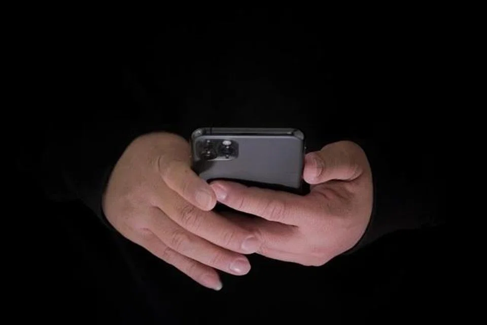 Video tersebut dipercayai diambil di dalam sebuah bas awam di Singapura.