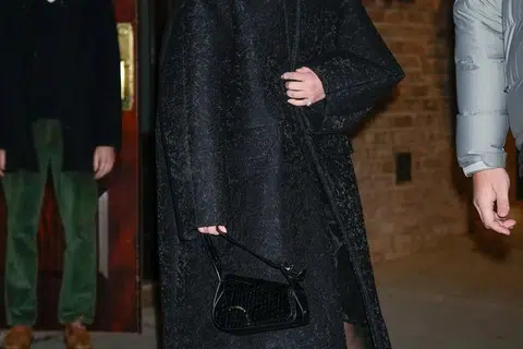 Penyanyi Dua Lipa menggayakan kasut Margiela, ‘Tabi Mary Jane’ bertumit dengan stoking putih dan sut hitam, memberi sentuhan ‘preppy’ yang kemas pada siluet ‘split-toe’ ikonik itu.