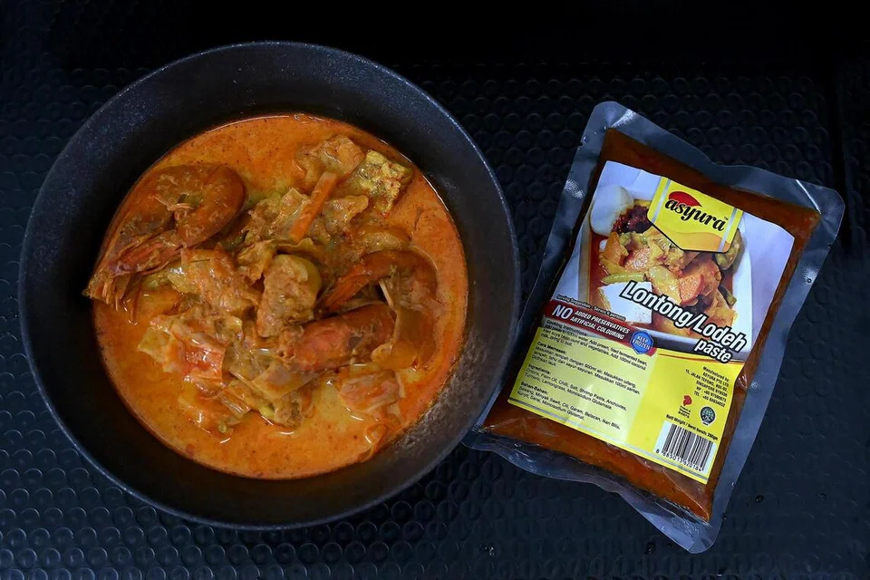 Pasukan di Asyura Paste perlu menyiapkan rempah lodeh lebih awal, memastikan bekalan mencukupi untuk pelanggan yang ingin menyediakan hidangan itu. 