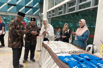 Pengunjung mengunjungi reruai BH sempena acara Festival Nadi Bahasa @ Limbang di Kelab Masyarakat Yew Tee.