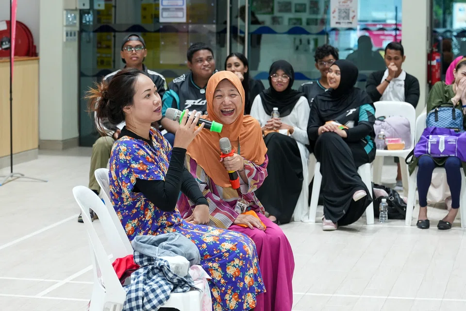 Cik Zahara Abdullah, 68 tahun (kanan) melakonkan watak ‘anak’ bersama seorang pelakon dari Play Inc (kiri) yang menjayakan watak sebagai ‘ibu’.