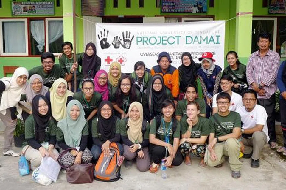 SUMBANG BAKTI: Sekumpulan pelajar yang terdiri daripada 24 mahasiswa jurusan kedoktoran, jururawat dan farmasi dari Universiti Nasional Singapura (NUS) dan disertai tiga karyawan penjagaan kesihatan dan dua anggota pembimbing dari Palang Merah Singapura menyertai Projek Damai di lima daerah di Sumatera. - Foto-foto MUHAMMAD NUR DINIE ABDUL AZIZ