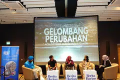 Sesi perbincangan ‘fireside chat’ turut diadakan dengan ahli panel yang terdiri daripada (dari kiri) pengerusi Mercy Relief, Encik Satwant Singh; mangsa tsunami yang terselamat, Encik Muhammad Iqbal; mantan kakitangan Mercy Relief, Cik Juliah Bee Abdul Latiff, serta wartawan Berita Harian, Cik Shiqin Ramadan. Perbincangan itu dikendalikan oleh Koresponden BH, Cik Siti Aisyah Nordin (kanan).