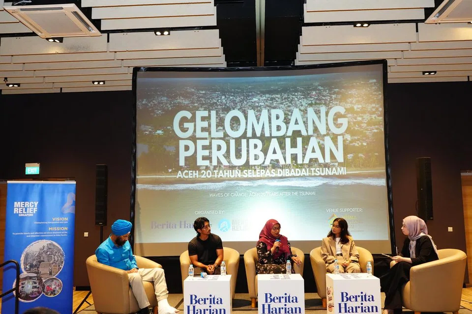 Sesi perbincangan ‘fireside chat’ turut diadakan dengan ahli panel yang terdiri daripada (dari kiri) pengerusi Mercy Relief, Encik Satwant Singh; mangsa tsunami yang terselamat, Encik Muhammad Iqbal; mantan kakitangan Mercy Relief, Cik Juliah Bee Abdul Latiff, serta wartawan Berita Harian, Cik Shiqin Ramadan. Perbincangan itu dikendalikan oleh Koresponden BH, Cik Siti Aisyah Nordin (kanan).