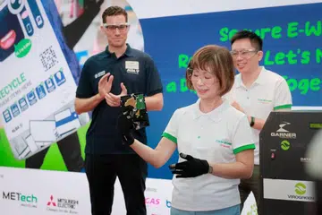 Menteri Negara Kanan (Kemampanan dan Sekitaran merangkap Pengangkutan), Dr Amy Khor, memegang ‘hard drive’ yang telah dihancurkan semasa acara pelancaran Hari E-Sisa Antarabangsa di pusat beli-belah Westgate di Jurong East pada 13 Oktober. Bersama beliau ialah CEO ALBA E-Waste, Encik Jakob Lambsdorff (kiri), dan CEO NEA, Encik Wong Kang Jet (kanan).