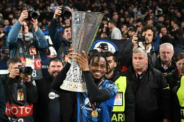 Penyerang Atalanta, Ademola Lookman, julang Liga Europa selepas pasukannya menewaskan Bayer Leverkusen 3-0 pada 23 Mei. Lookman berjaya menjaringkan hat-trick dalam perlawanan peringkat akhir itu, menjadi pemain pertama melakukannya sejak 1975.
