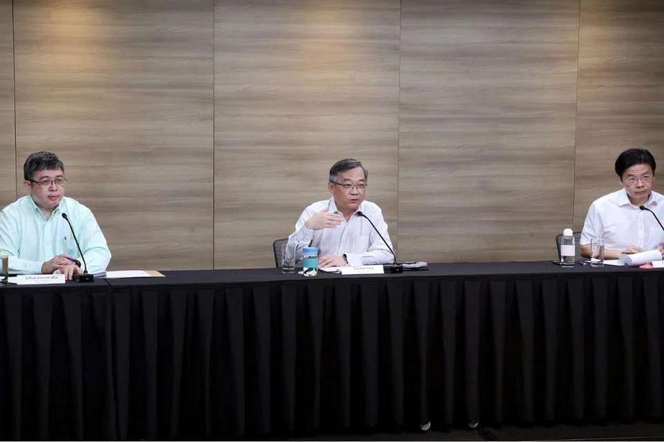 BARISAN DEPAN: (Dari kanan) Pengerusi bersama Pasukan Bertindak Berbilang Kementerian, Encik Lawrence Wong dan Encik Gan Kim Yong, disertai Pengarah Perkhidmatan Perubatan Kementerian Kesihatan (MOH), Profesor Madya Kenneth Mak, memberi perkembangan terkini mengenai Covid-19 di Singapura. - Foto MCI