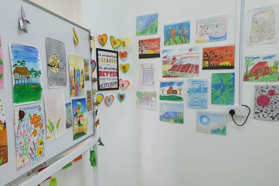 LUKISAN SEBAGAI TERAPI PEMULIHAN: Sudut di Kelab Heal ini mempamerkan lukisan oleh pesakit mental dan demensia yang digalak meluah perasaan menerusi lukisan. - Foto BM oleh NAZRY MOKHTAR