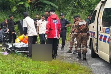 Anggota bomba dan petugas Kementerian Kesihatan Malaysia membantu empat warga Singapura yang cedera dalam kemalangan Jalan Cameron Highlands-Simpang Pulai berhampiran Kampung Pergom, di Simpang Pulai, Kinta, Perak, pada 29 September lalu.