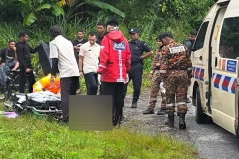 Anggota bomba dan petugas Kementerian Kesihatan Malaysia membantu empat warga Singapura yang cedera dalam kemalangan di Jalan Cameron Highlands-Simpang Pulai berhampiran Kampung Pergom, di Simpang Pulai, Kinta, Perak, pada 29 September lalu.