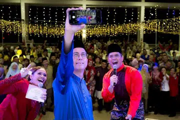 RAMAI TETAMU: Dr Faishal bersama sekitar 350 tetamu di acara Perjumpaan Hari Raya Wisma Geylang Serai (WGS) 2023 pada Jumaat. - Foto FACEBOOK/ ASSOC PROF MUHAMMAD FAISHAL IBRAHIM