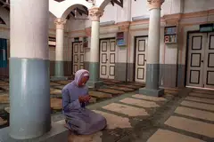 KHUSYUK: Seorang jemaah sedang beribah sendirian di masjid (gambar  hiasan).