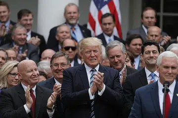 RAI KEJAYAAN: Encik Donald Trump (tengah) berhimpun bersama Naib Presiden Mike Pence (kanan) dan anggota Kongres dari parti Republikan di Taman Ros, Rumah Putih selepas Dewan Perwakilan meluluskan langkah mansuhkan Obamacare. - Foto REUTERS