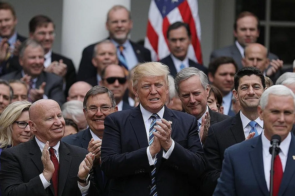 RAI KEJAYAAN: Encik Donald Trump (tengah) berhimpun bersama Naib Presiden Mike Pence (kanan) dan anggota Kongres dari parti Republikan di Taman Ros, Rumah Putih selepas Dewan Perwakilan meluluskan langkah mansuhkan Obamacare. - Foto REUTERS