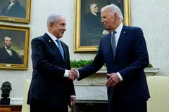 Presiden Amerika Syarikat, Encik Joe Biden (kiri), bertemu dengan Perdana Menteri Israel, Encik Benjamin Netanyahu, di Pejabat Oval di Rumah Putih di Washington, Amerika, pada 25 Julai. Dengan pimpinan Encik Biden kini hampir ke penghujung, Encik Netanyahu, sekutu rapat Encik Donald Trump, dan para pemimpin Arab mungkin akan mendapatkan petunjuk daripada Encik Trump.