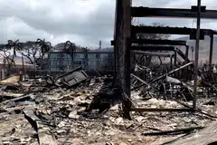KESAN KEBAKARAN: Api daripada kebakaran hutan di pulau Maui, di Hawaii, memusnahkan bandar peranginan Lahaina, yang akan memberi kesan jangka panjang ke atas industri pelancongan, yang memainkan peranan penting dalam ekonomi Hawaii. 
