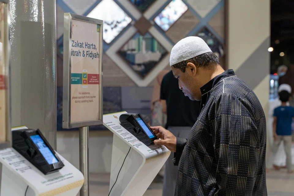 KIOS LAYAN DIRI: Majlis Ugama Islam Singapura (Muis) telah memperkenal ‘Kios Layan Diri’ di 16 pusat pungutan zakat (16 masjid terpilih) bagi menyediakan peluang kepada pembayar zakat yang ingin menunaikan zakat.