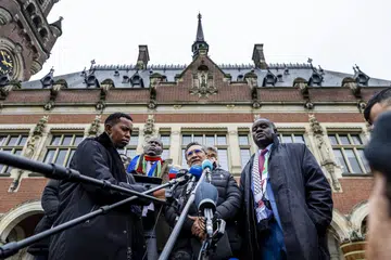 TUNGGU KEPUTUSAN: Delegasi Afrika Selatan bercakap kepada pemberita hadapan Mahkamah Keadilan Antarabangsa (ICJ) selepas hari kedua perbicaraan kes pembunuhan beramai-ramai di Mahkamah Keadilan Antarabangsa (ICJ) terhadap Israel, yang dikemuka oleh Afrika Selatan, di The Hague pada 12 Januari 2024.