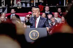 BANTAH KEPUTUSAN: Dalam ucapannya di Nashville kelmarin, Presiden Donald Trump mengkritik keputusan Mahkamah Persekutuan Amerika di Hawaii berhubung larangan kemasukan imigresen yang disifatkannya sebagai "keputusan kehakiman yang melampaui batas''. - Foto AFP