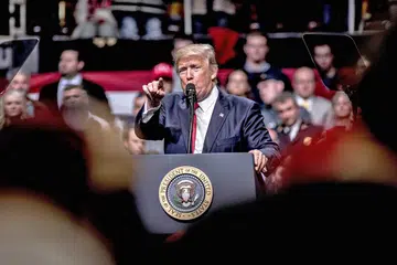 BANTAH KEPUTUSAN: Dalam ucapannya di Nashville kelmarin, Presiden Donald Trump mengkritik keputusan Mahkamah Persekutuan Amerika di Hawaii berhubung larangan kemasukan imigresen yang disifatkannya sebagai "keputusan kehakiman yang melampaui batas''. - Foto AFP