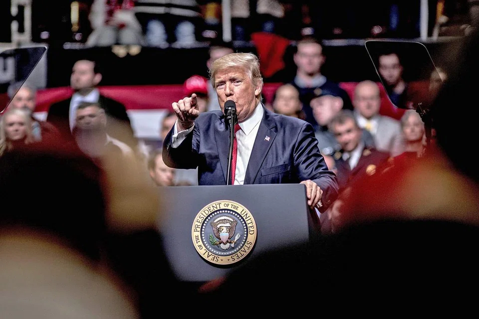 BANTAH KEPUTUSAN: Dalam ucapannya di Nashville kelmarin, Presiden Donald Trump mengkritik keputusan Mahkamah Persekutuan Amerika di Hawaii berhubung larangan kemasukan imigresen yang disifatkannya sebagai "keputusan kehakiman yang melampaui batas''. - Foto AFP