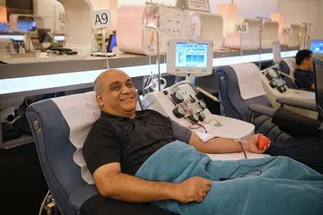 DERMA DARAH LEBIH 160 KALI: Encik Mohd Azhad Mohd Shariff diberi Anugerah Champion of Champions hujung bulan lalu. Beliau yang menderma melalui proses apheresis kali pertama menderma darah pada 1991. - Foto BH oleh MARK CHEONG