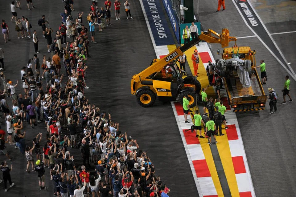 TERBAIK: Marsyal pemulihan yang mengalihkan kenderaan semasa insiden dalam Grand Prix Singapura 2023 diiktiraf Pasukan Pegawai Terbaik untuk kerja berpasukan dan kecekapan mereka dalam mengendalikan 17 insiden pada hujung minggu perlumbaan.