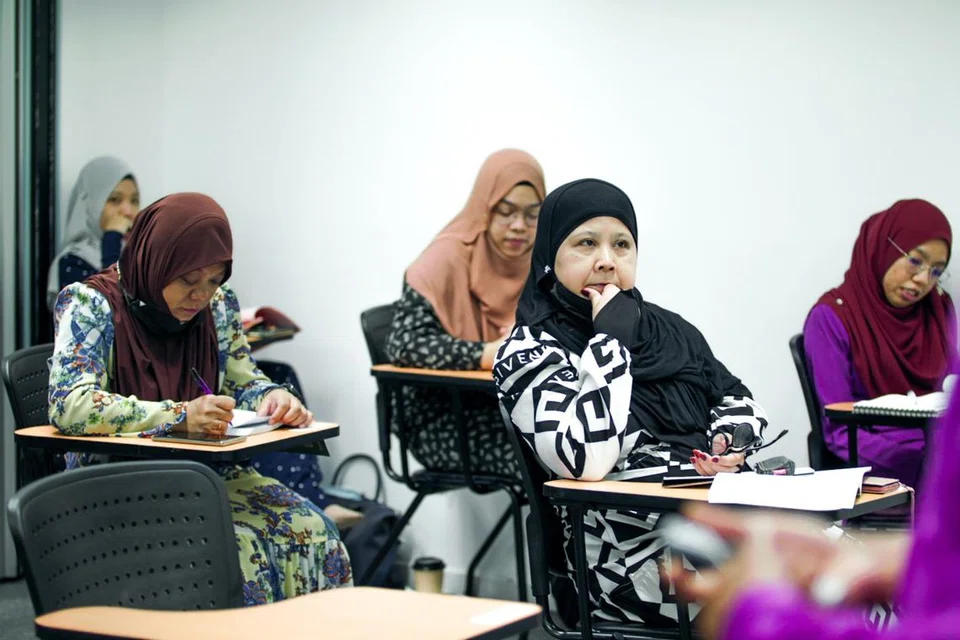 DALAMI ILMU AGAMA: Tiada istilah terlambat bagi Cik Siti Noraliz Fatholmoein untuk meningkatkan pengetahuan dalam agama Islam.