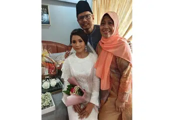 TUNANG YANG MEMAHAMI: Norshafiq mengikat tali pertunangan bersama pelakon dan pengacara Farhana M. Noor hujung minggu lalu. Gambar ini menunjukkan Farhana, yang menjadi sumber pendorong buat Norshafiq, bersama ibu bapa Encik Mohamad Noor dan Cik Normadiah Sapri. - Foto ihsan FARHANA M. NOOR