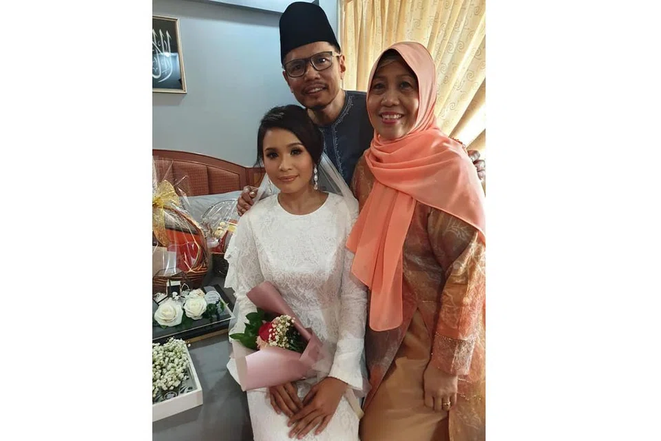 TUNANG YANG MEMAHAMI: Norshafiq mengikat tali pertunangan bersama pelakon dan pengacara Farhana M. Noor hujung minggu lalu. Gambar ini menunjukkan Farhana, yang menjadi sumber pendorong buat Norshafiq, bersama ibu bapa Encik Mohamad Noor dan Cik Normadiah Sapri. - Foto ihsan FARHANA M. NOOR