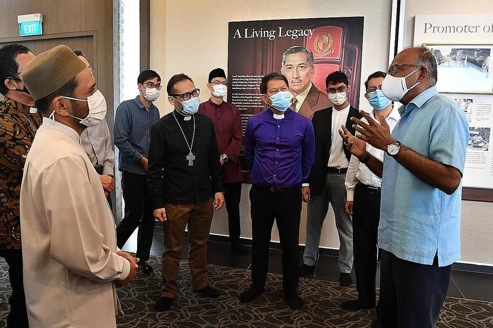 ERATKAN PERPADUAN: Encik Shanmugam (kanan) bersama pemimpin Kristian termasuk Presiden NCCS, Reverend Keith Lai (berbaju ungu), telah menemui Mufti Dr Nazirudin Mohd Nasir (kiri) dan Ketua Eksekutif Muis, Encik Esa Masood (bersongkok hitam), di Masjid Yusof Ishak semalam. Dr Faishal (dua dari kanan) turut hadir. - Foto BH oleh CHONG JUN LIANG