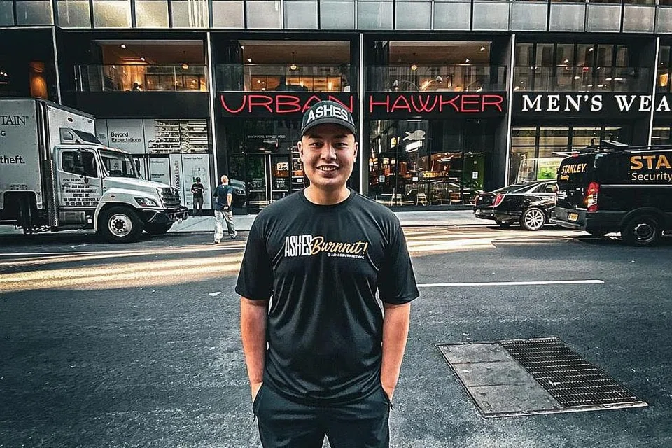 "Saya mahu mengibarkan tinggi bendera Singapura dan memberi penduduk kota New York rasa gabungan sentuhan Asia dan Barat yang terdapat dalam burger kami. Oleh itu, saya rasa cara terbaik untuk memberi dunia rasa burger dari Singapura ialah dengan terus pergi ke Kota Burger ini dan menempa nama di sana." - Pemilik rangkaian gerai burger Ashes Burnnit, Encik Lee Syafiq Muhd Ridzuan Lee.