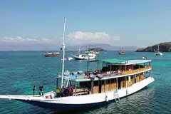 CARA TERBAIK KUNJUNGI PULAU-PULAU DI FLORES BARAT: Bot yang dilengkapi empat bilik tidur dan dua bilik air ini boleh memuatkan 14 orang. Di sinilah kami tidur dan belayar. Pengalamannya amat menyeronokkan. - Foto-foto ihsan REHANA M SALLEH BERDEPAN 
