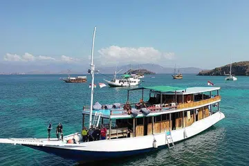 CARA TERBAIK KUNJUNGI PULAU-PULAU DI FLORES BARAT: Bot yang dilengkapi empat bilik tidur dan dua bilik air ini boleh memuatkan 14 orang. Di sinilah kami tidur dan belayar. Pengalamannya amat menyeronokkan. - Foto-foto ihsan REHANA M SALLEH BERDEPAN 
