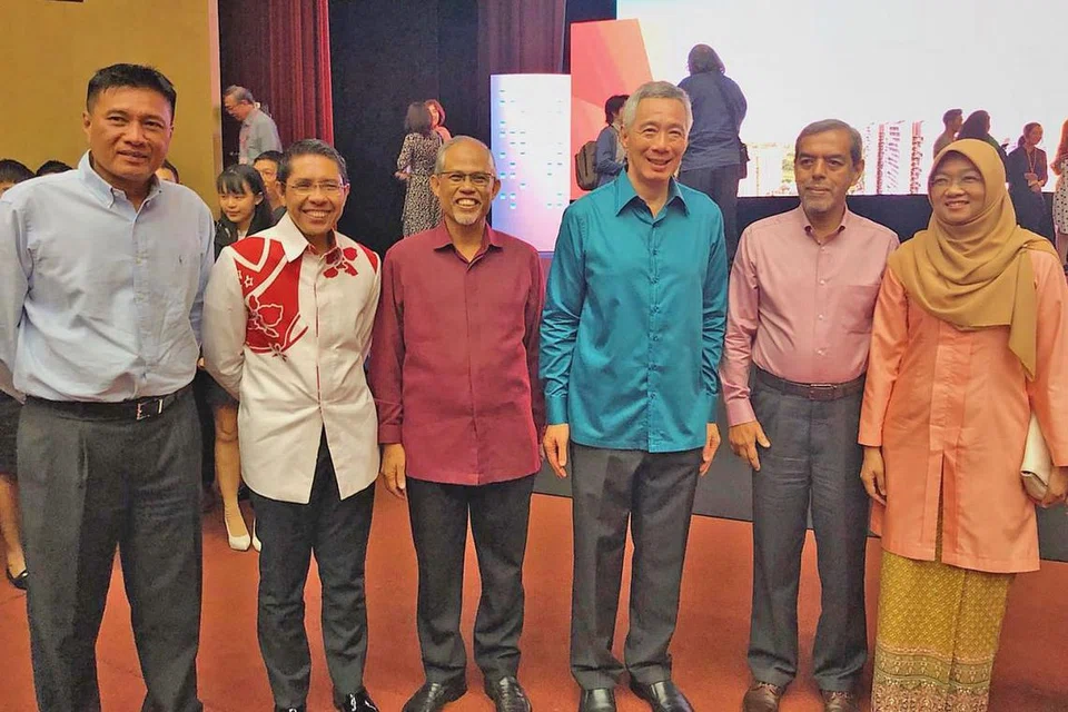 MEMPERKASA MASYARAKAT: (dari kanan) Cik Rahayu Buang (Ketua Pegawai Eksekutif Yayasan Mendaki), Haji Abdul Razak Maricar (Ketua Eksekutif Muis), Perdana Menteri Lee Hsien Loong, Menteri Bertanggungjawab bagi Ehwal Masyarakat Islam Masagos Zulkifli Masagos Mohamad, Menteri Negara Kanan (Ehwal Luar merangkap Pertahanan) Dr Mohamad Maliki Osman, dan Encik Abu Bakar Mohd Nor (anggota Majlis Penasihat Mesra) bergambar selepas Rapat Hari Kebangsaan. - Foto BH oleh IRMA KAMARUDDIN