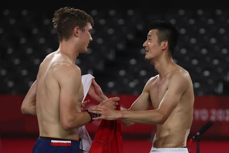 Saingan tamat, kembali bersahabat: Viktor Axelsen (kiri) dan Chen Long (kanan). - Foto REUTERS