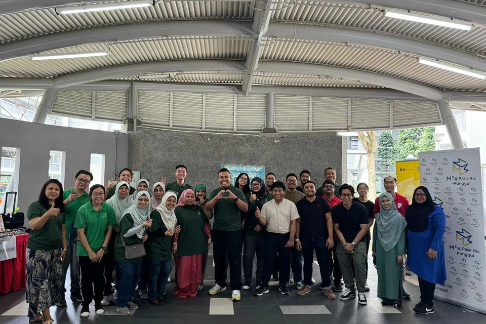 AP GRC Pasir Ris-Punggol, Encik Sharael Taha (tengah) dan Pengerusi M³ @ Pasir Ris-Punggol, Encik Azuan Tan (baris belakang, paling kanan), bersama sukarelawan M³ dan Mendaki semasa acara pengagihan ‘Kembali ke Sekolah’ dari 23 hingga 24 November. 