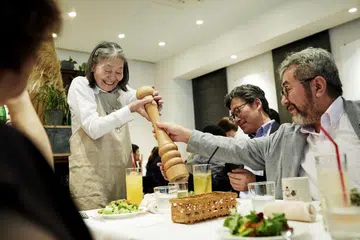 PERKHIDMATAN TANPA TIP: Seorang pelayan di restoran di Tokyo beramah-tamah bersama pelanggan. Orang Jepun mempunyai budaya menawarkan perkhidmatan tanpa tip. 