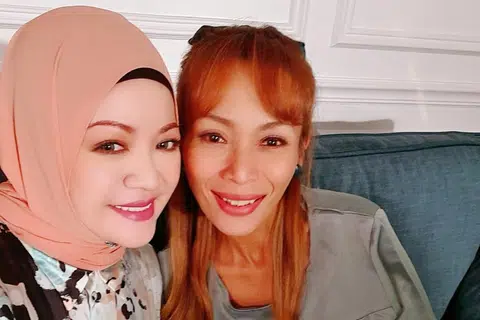 MASIH TERIMA TAWARAN LAKONAN: Suraya Taib (kiri) bersama pelakon Malaysia, Amyza Aznan semasa menjalani penggambaran drama Kami Orang KL arahan Erma Fatima. 